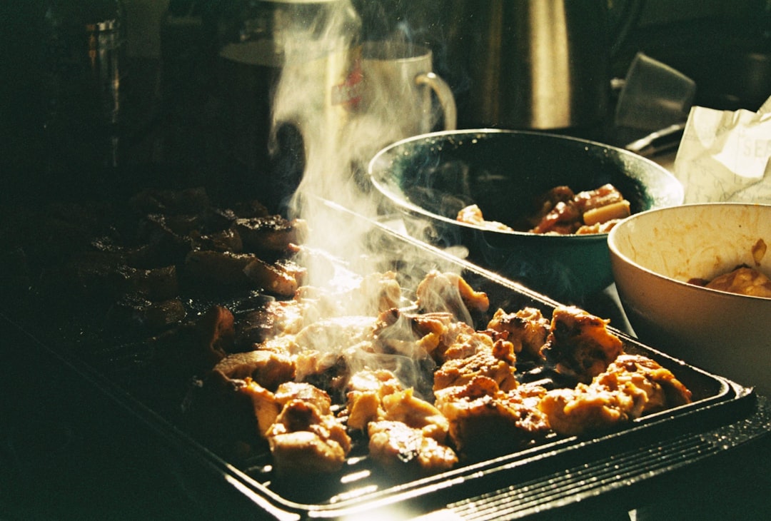 Morceaux de poulet mariné au paprika fumé, prêts à passer sur la grille du barbecue.