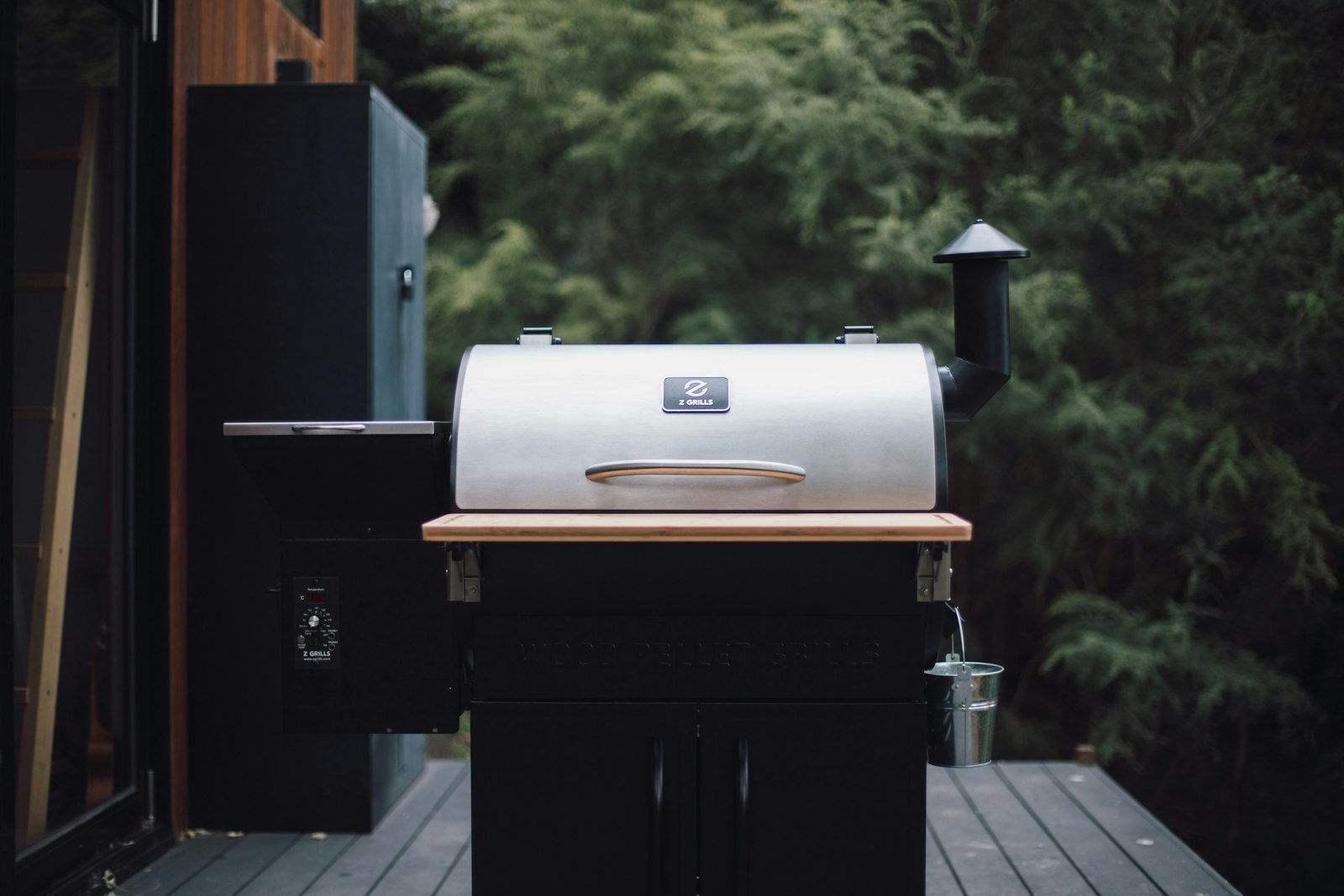 Fumoir électrique posé dans un jardin, couvercle fermé