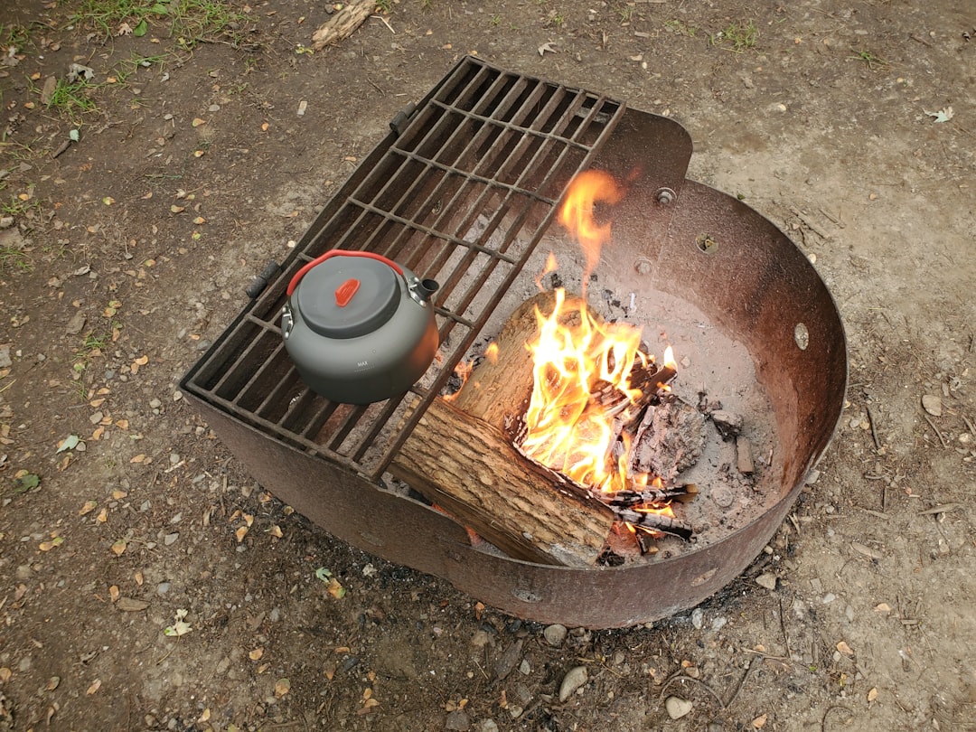 Barbecue à couvercle avec les braises réparties sur les côtés et la viande placée au centre, hors du feu direct.