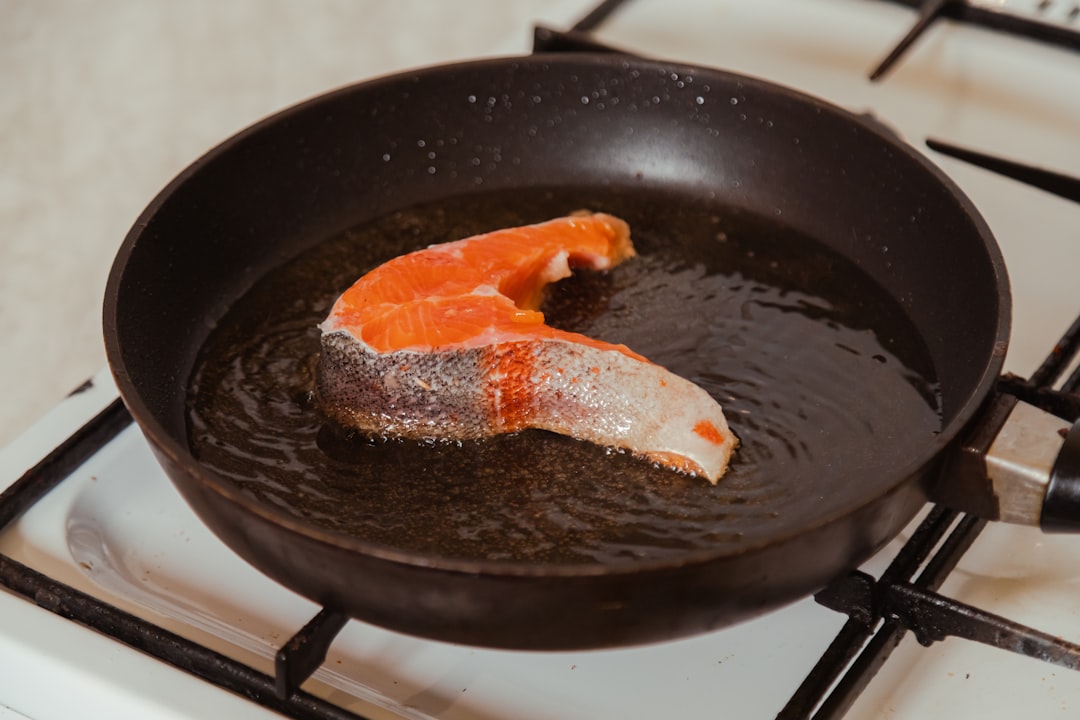 Pavés de saumon marinés en train de griller sur la grille d'un barbecue