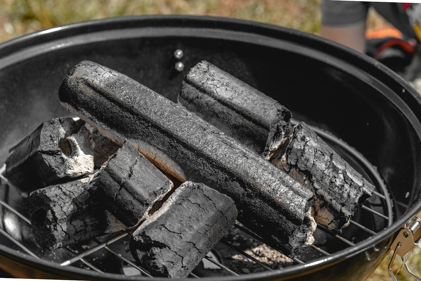 Barbecue kettle à charbon, braises rougeoyantes dans la cuve