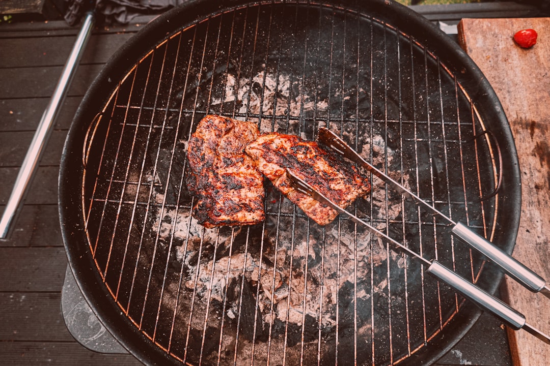 Marinade au paprika fumé et au miel mélangée dans un bol, prête à enrober le poulet.