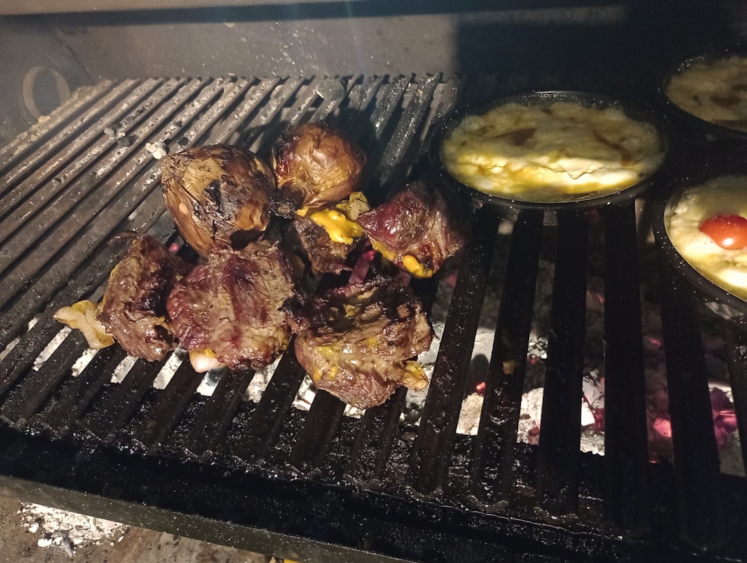 Côte de bœuf tranchée après repos, cœur rosé apparent sur une planche à découper.