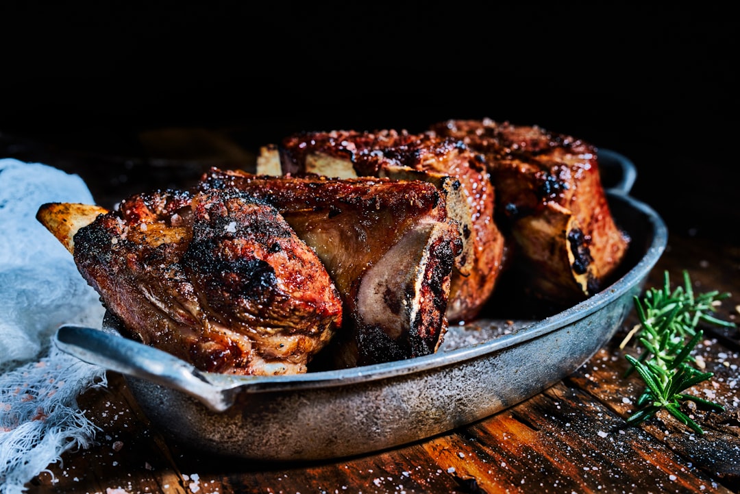 Travers de porc crus, membrane retirée, prêts à être frottés d'épices.