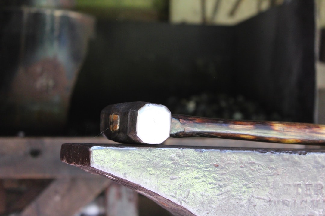 Barbecue au charbon avec deux tas de braises sur les côtés et une barquette de récupération au centre.
