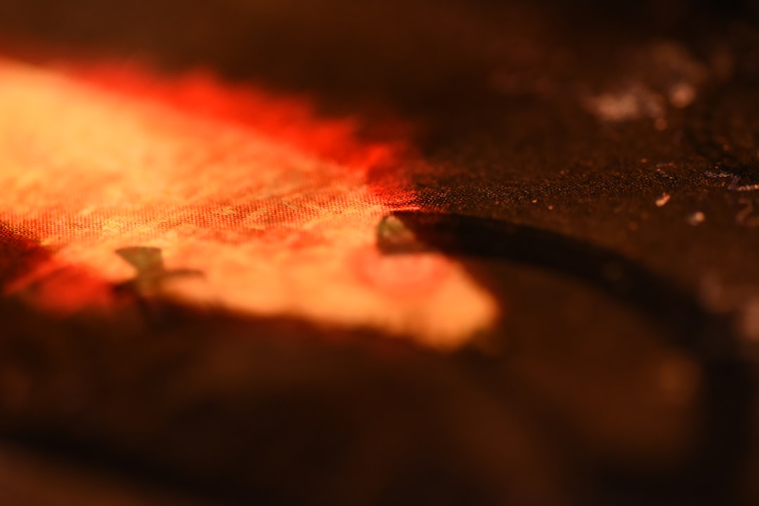 Pièce de viande épaisse cuisant à couvert dans la zone indirecte d’un barbecue.