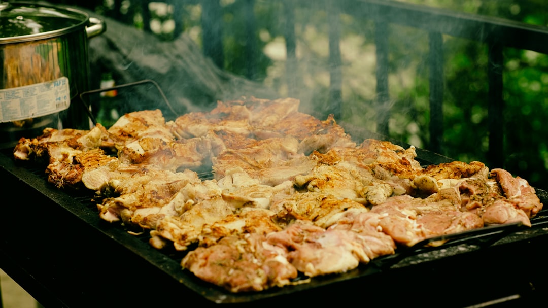 Barbecue grande capacité avec grille principale et grille haute de maintien au chaud.