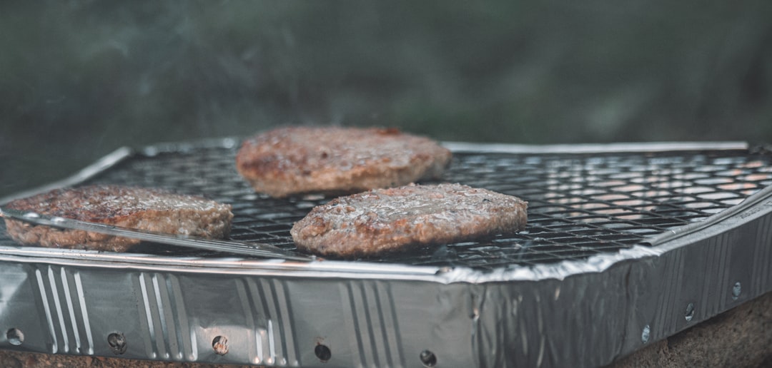 Plusieurs barbecues à couvercle alignés, de la bouilloire charbon au modèle à gaz.