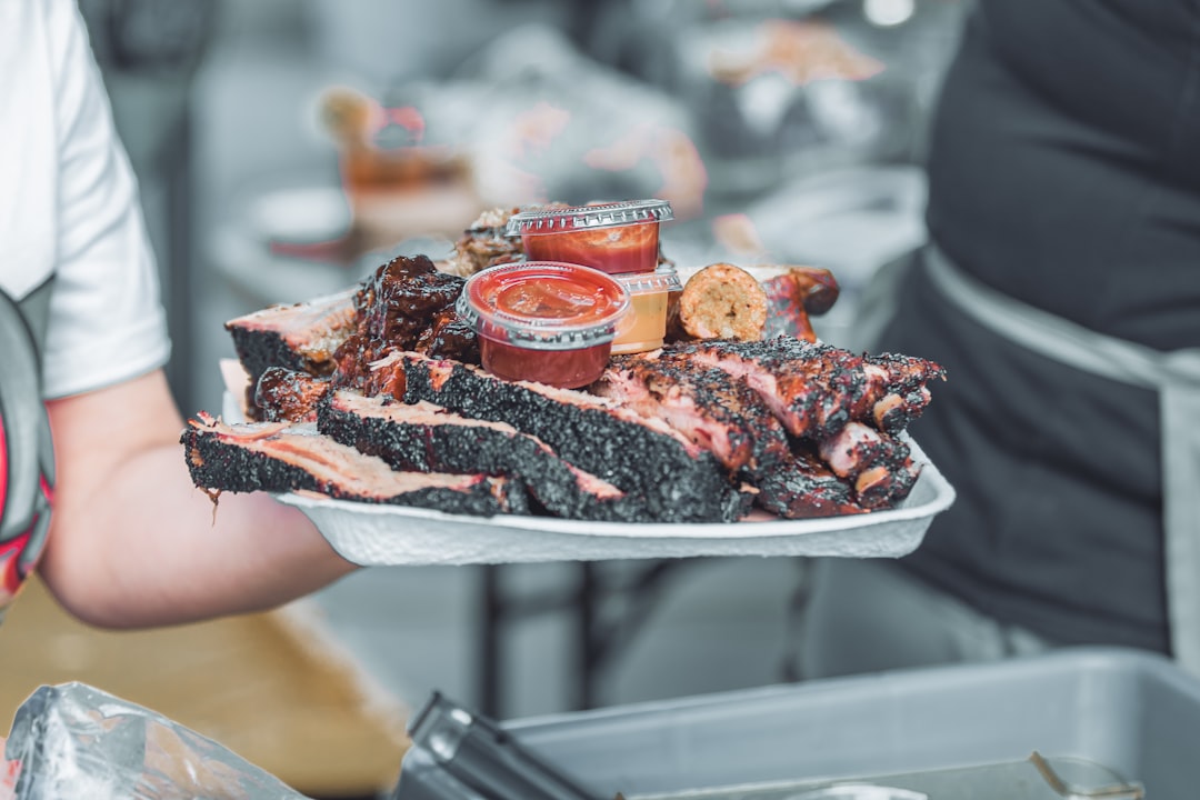 Braises et copeaux de bois dans la cuve d'un barbecue réglé pour une cuisson lente