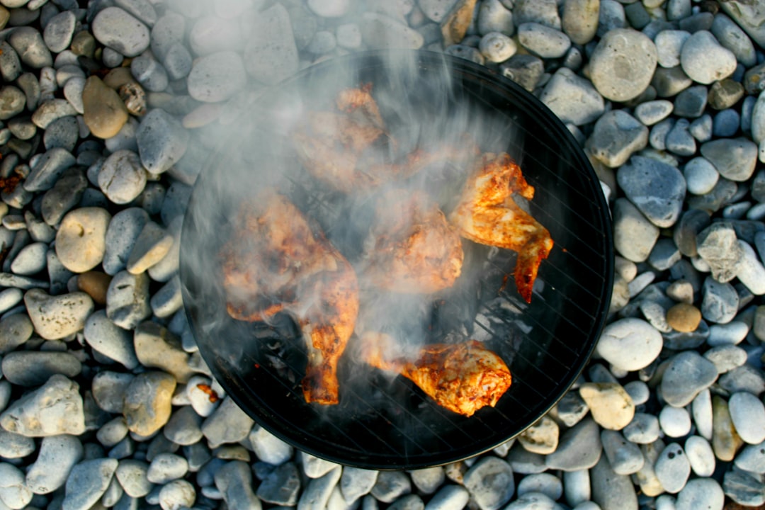 découvrez notre plaque de cuisson barbecue au charbon, idéale pour des grillades savoureuses et une cuisson parfaite en plein air.